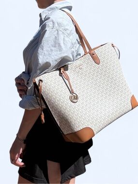 Michael Kors Signature Traveler Tote in Vanilla/Acorn w/detachable pouch